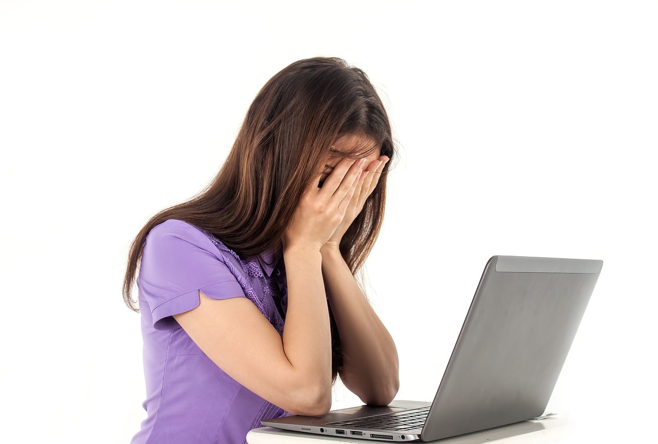 multiple sclerosis fatigue, woman at laptop